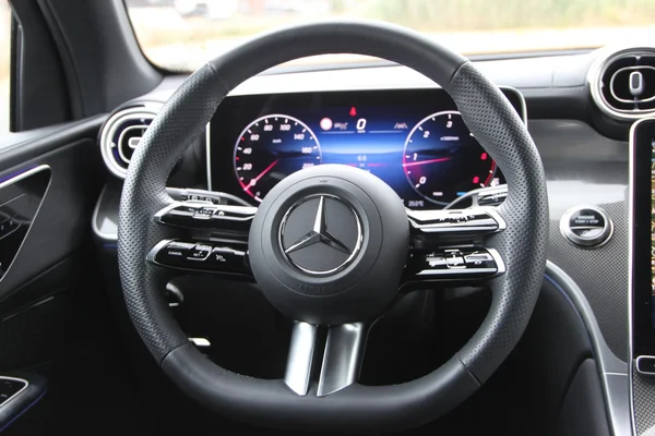 Mercedes-Benz GLC (2025) — foto 8 van 43