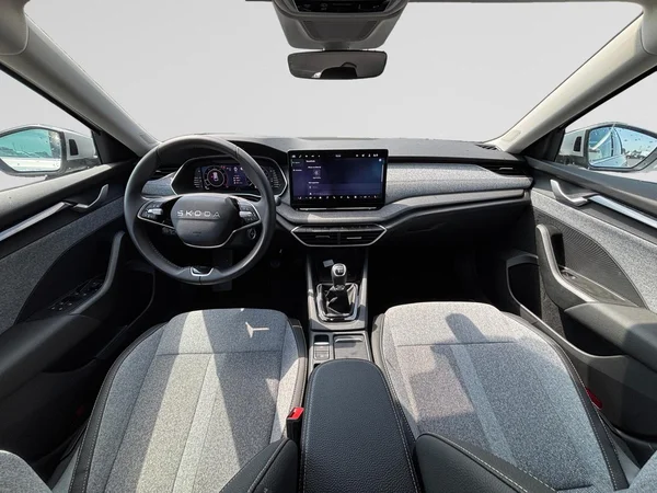 SKODA Octavia Combi (2025) — foto 2 van 24