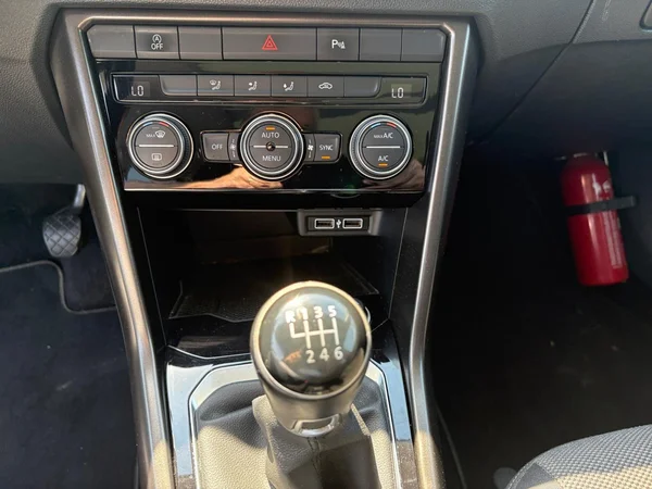 VOLKSWAGEN T-Roc (2018) — foto 7 van 24
