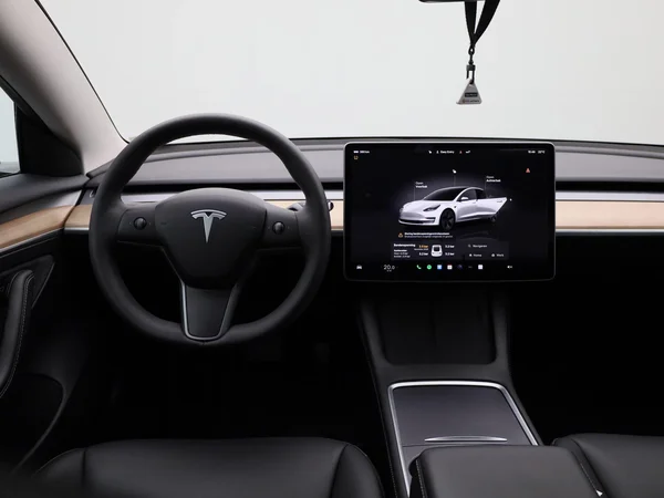 Tesla Model 3 (2023) — foto 42 van 44