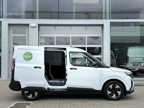 Ford Transit Courier (2025) — foto 31 van 35