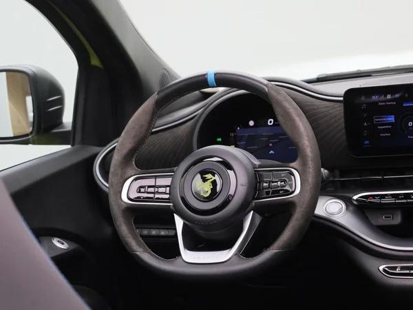 Fiat 500C (2023) — foto 37 van 48