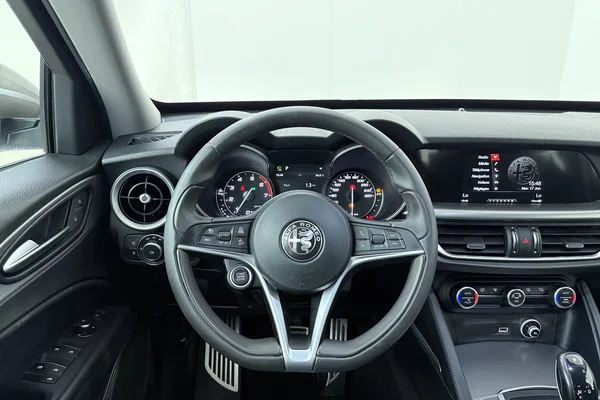 Alfa Romeo Stelvio (2017) — foto 2 van 22