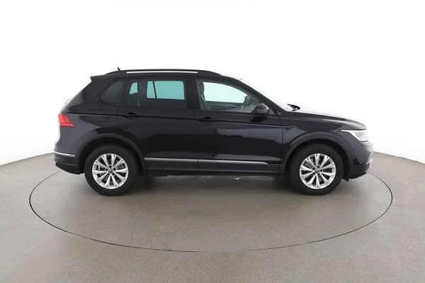 Volkswagen Tiguan (2021) — foto 13 van 16
