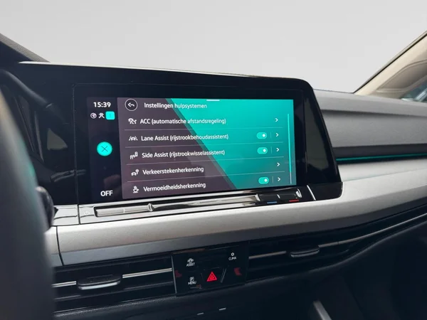 VOLKSWAGEN Golf VIII (2024) — foto 4 van 15