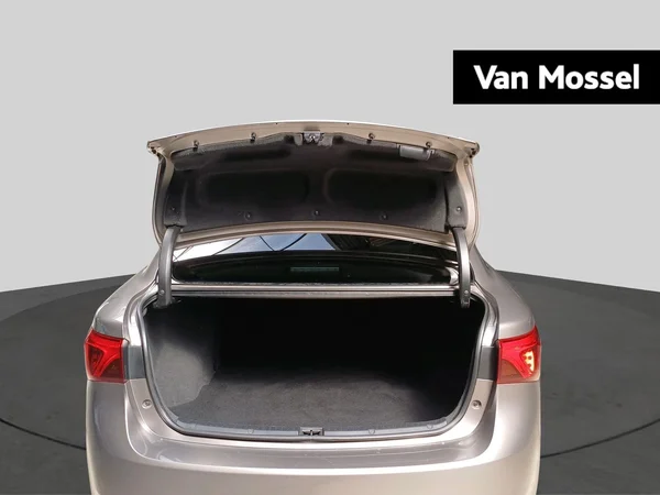Toyota Avensis (2015) — foto 14 van 16