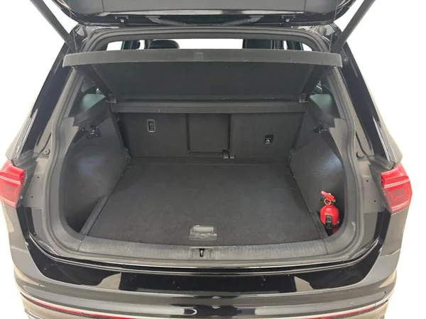 VOLKSWAGEN Tiguan (2023) — foto 9 van 17
