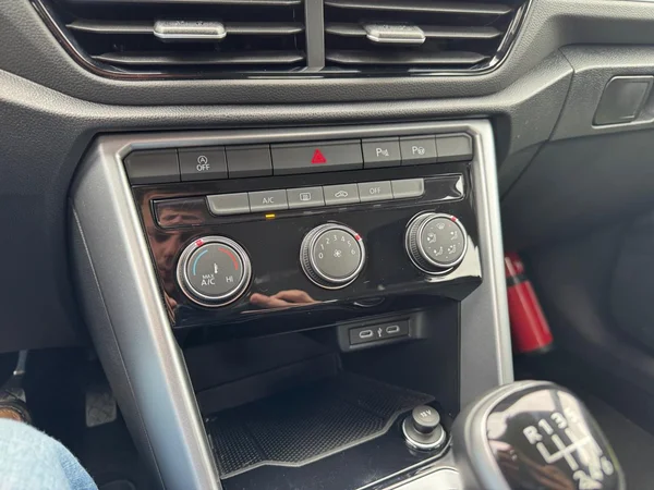 VOLKSWAGEN T-Roc (2023) — foto 14 van 16