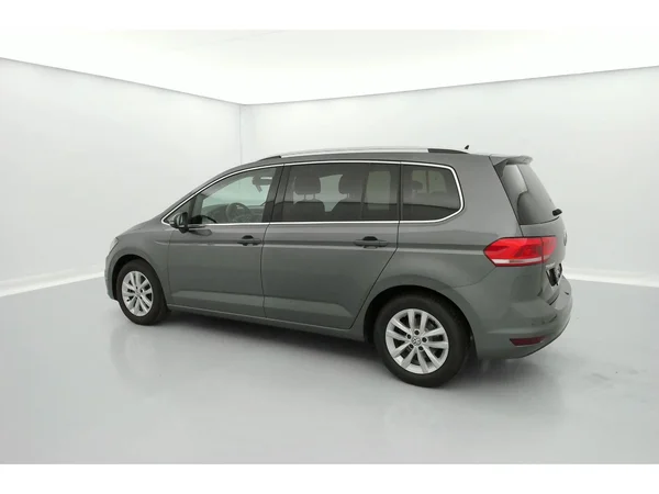 VOLKSWAGEN Touran (2019) — foto 4 van 36