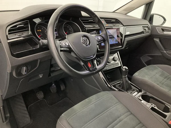 VOLKSWAGEN Touran (2019) — foto 5 van 36