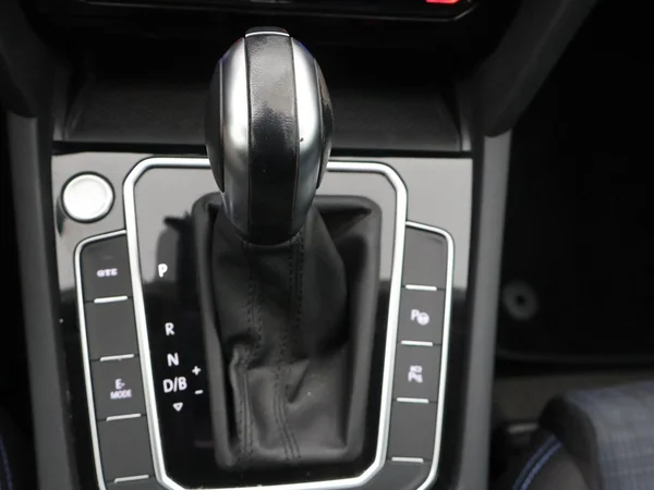 VOLKSWAGEN Passat Variant GTE (2022) — foto 11 van 30