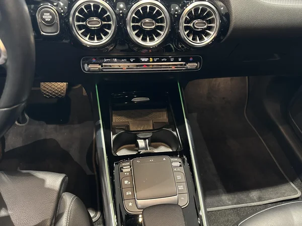 Mercedes-Benz GLA (2022) — foto 11 van 21