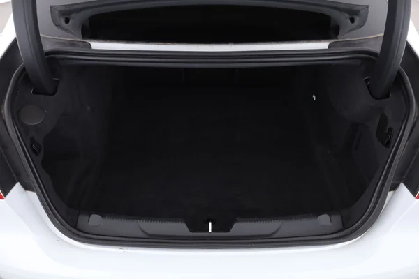 Jaguar XE (2019) — foto 8 van 16