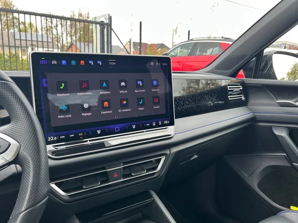 VOLKSWAGEN Tiguan (2024) — foto 2 van 14