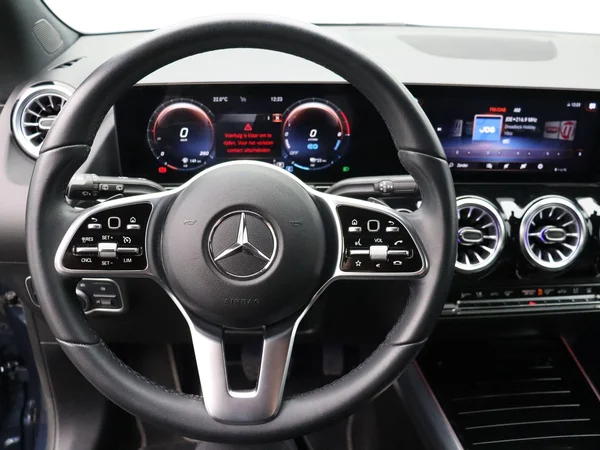Mercedes-Benz GLA (2022) — foto 6 van 24