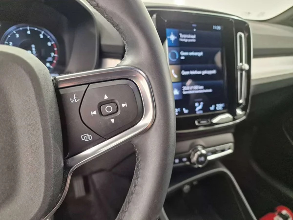 Volvo XC40 (2023) — foto 2 van 16