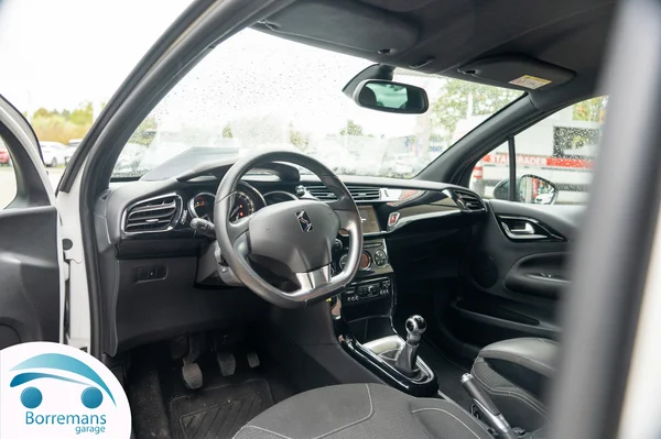 Citroen DS3 (2015) — foto 13 van 37