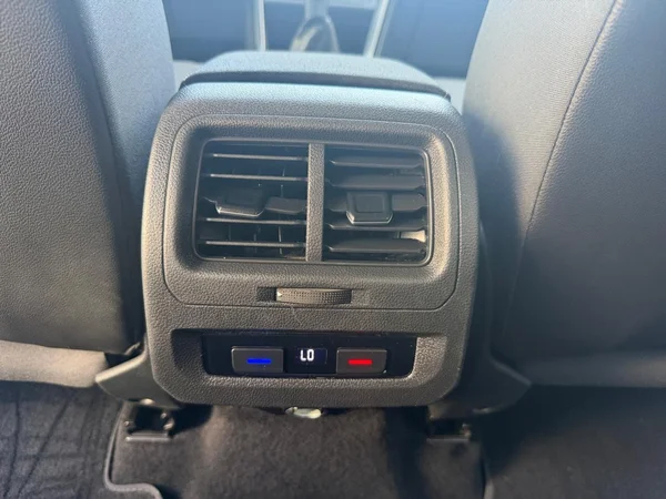 VOLKSWAGEN Touran (2021) — foto 17 van 21