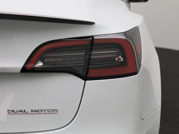 Tesla Model 3 (2022) — foto 32 van 40