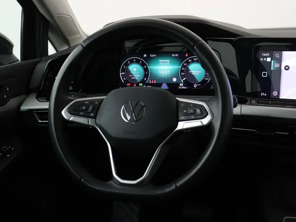 VOLKSWAGEN Golf (2024) — foto 14 van 28