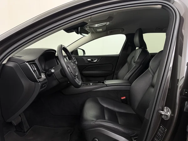 VOLVO V60 (2022) — foto 2 van 33