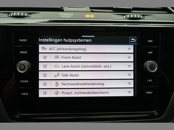 VOLKSWAGEN Touran (2023) — foto 24 van 30
