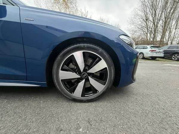 AUDI A5 Avant e-hybrid (PHEV) (2025) — foto 13 van 24