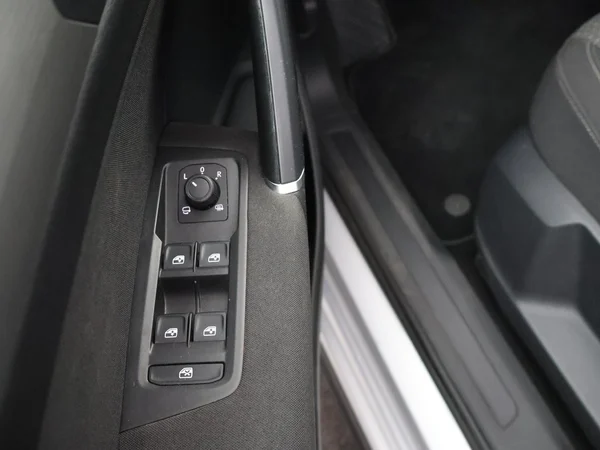 VOLKSWAGEN Touran (2022) — foto 14 van 29