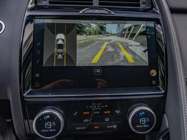 Jaguar E-PACE (2023) — foto 3 van 30