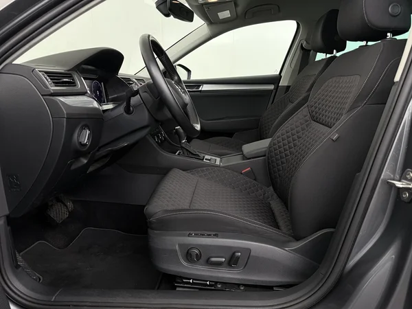 SKODA Superb (2022) — foto 2 van 31