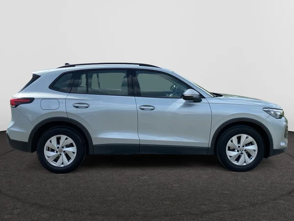 VOLKSWAGEN Tiguan (2024) — foto 13 van 16