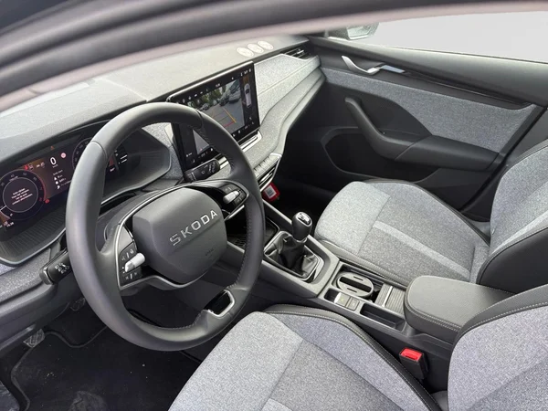 SKODA Octavia Combi (2026) — foto 2 van 24