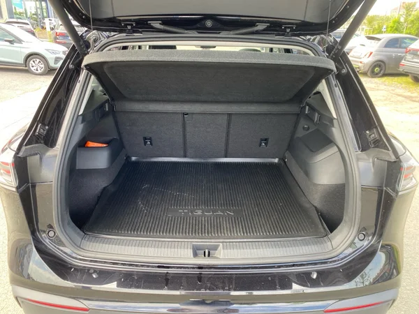 VOLKSWAGEN Tiguan (2024) — foto 3 van 21