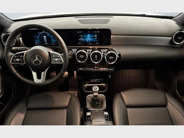 Mercedes-Benz A 180 (2019) — foto 2 van 15