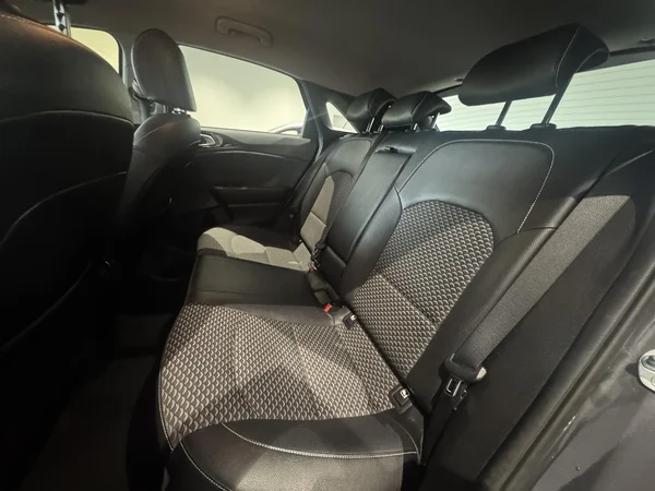 Kia cee'd (2023) — foto 6 van 26