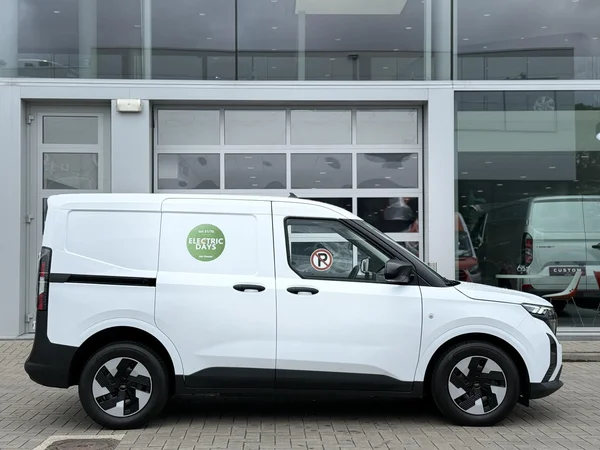 Ford Transit Courier (2025) — foto 30 van 35