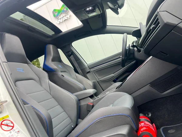 VOLKSWAGEN Golf VIII R (2023) — foto 13 van 24