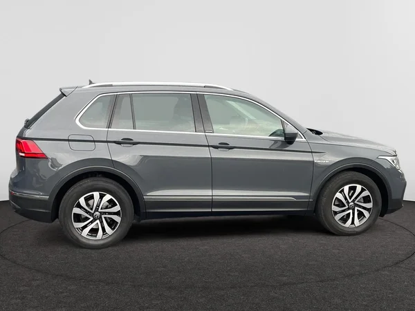 VOLKSWAGEN Tiguan (2021) — foto 20 van 21