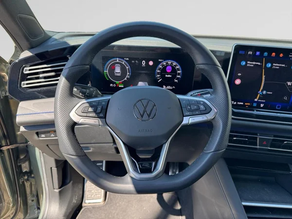 VOLKSWAGEN Tiguan eHybrid (PHEV) (2025) — foto 2 van 24