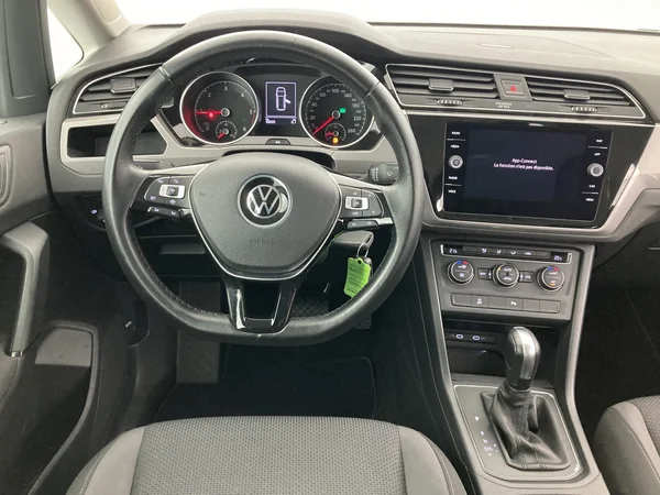 VOLKSWAGEN Touran (2020) — foto 9 van 36