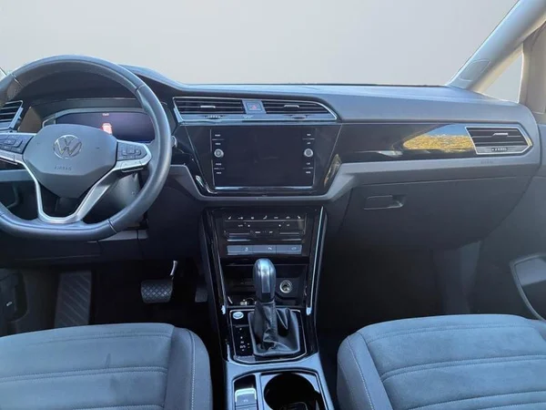 VOLKSWAGEN Touran (2023) — foto 3 van 23