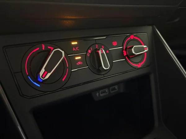 VOLKSWAGEN Polo (2020) — foto 2 van 15