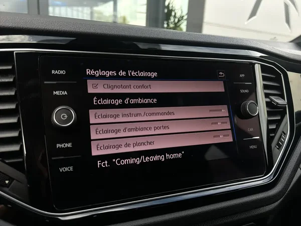 Volkswagen T-Roc (2020) — foto 8 van 24