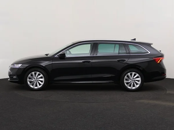 SKODA Octavia Combi (2024) — foto 13 van 18