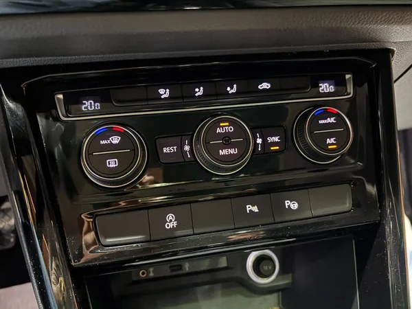 Volkswagen Touran (2016) — foto 8 van 27