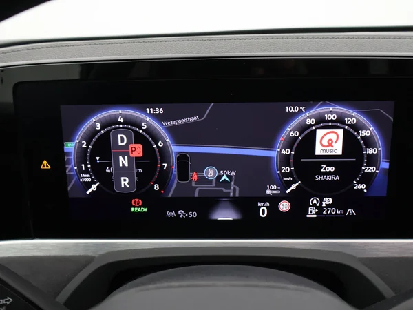 VOLKSWAGEN Passat SW (2024) — foto 14 van 32