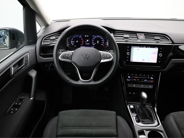 VOLKSWAGEN Touran (2023) — foto 7 van 23