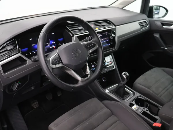 Volkswagen Touran (2023) — foto 2 van 25