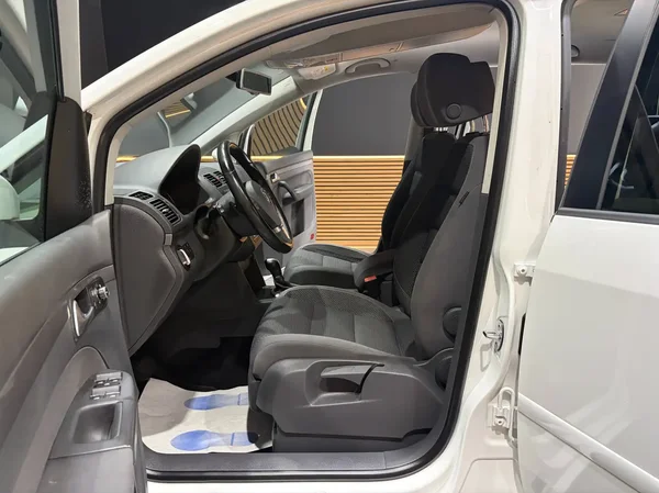 Volkswagen Touran (2015) — foto 21 van 22
