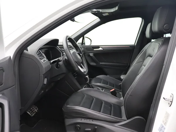VOLKSWAGEN Tiguan (2022) — foto 9 van 26